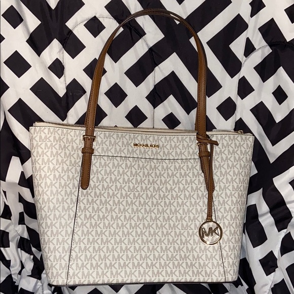 Michael Kors Handbags - Michael Kors Ciara LG EW tote vanilla